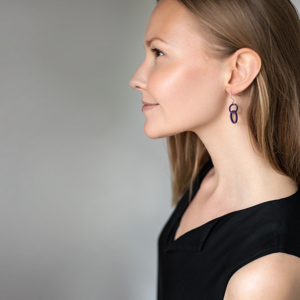 Nainen mustissa, puiset korvakorut