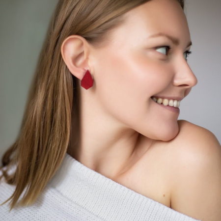 Pilke pisara zero waste puiset korvakorut vaalean naisen korvassa