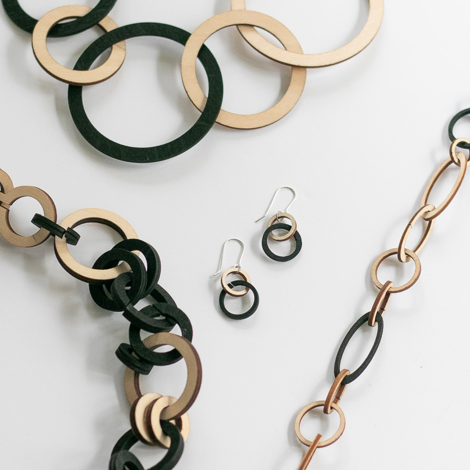 Halo mini puiset korvakorut ja kaulakoruja