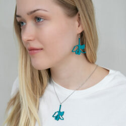 Nainen, jolla turkoosit Lilja-korvakorut