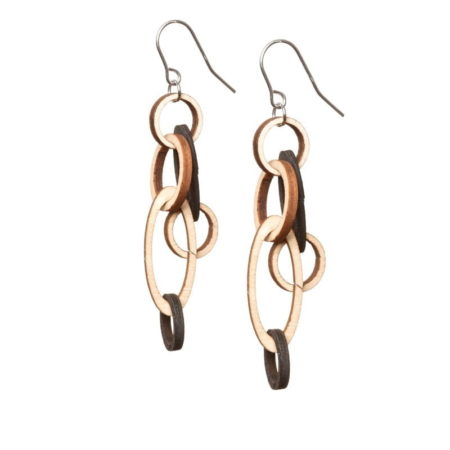 puumustat puiset ketjukorvakorut