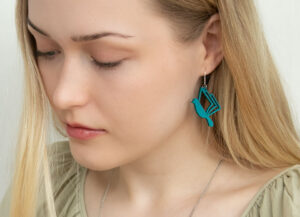 Kirjalintu Libri korvakoru lukevalla naisella