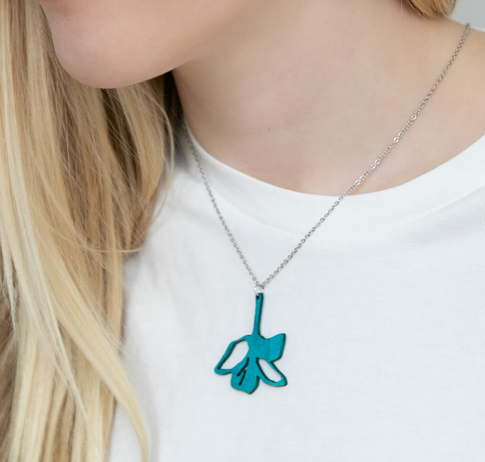 Turkoosi Lilja kukka kaulakoru naisella