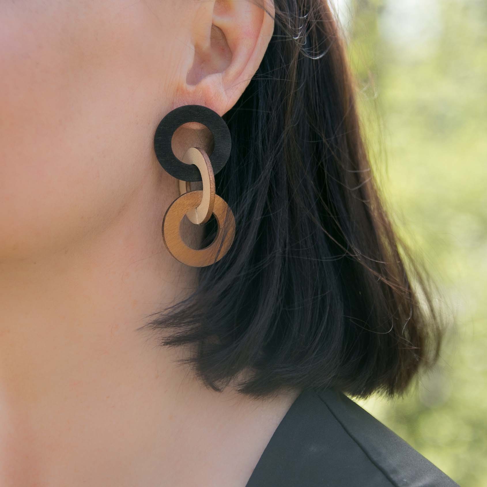 Puiset ketjukorvakorut naisen korvalla