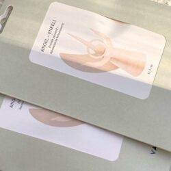 Enkeli pakattu postikorttipakkaukseen