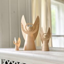 Kolme puista enkeliä hyllyllä