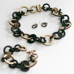 Puiset kaulakoru ja rannekoru pöydällä