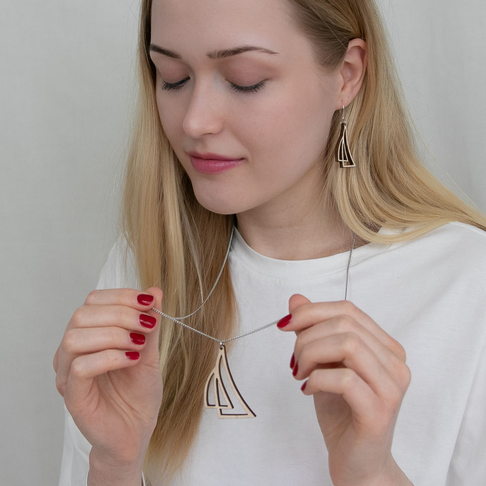 Nainen katsoo purjekorua