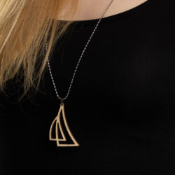 Purjevenekoru mustaa paitaa vasten