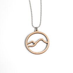 Lappi kaulakoru ja tuntureita koivusta valkoisella taustalla