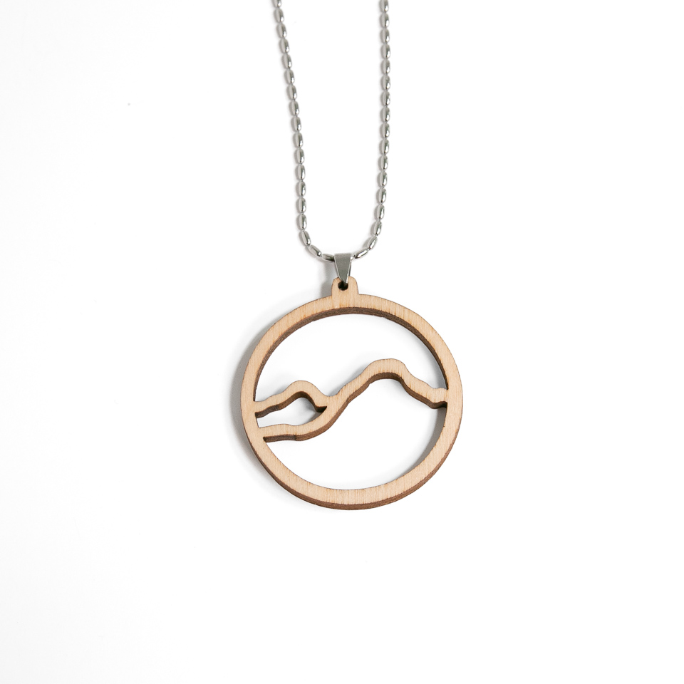 Lappi kaulakoru ja tuntureita koivusta valkoisella taustalla