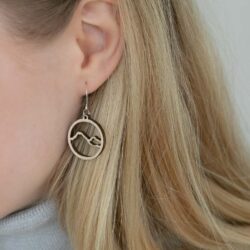 Tunturi-korvakorut naisen korvassa