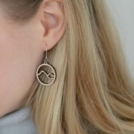 Tunturi-korvakorut naisen korvassa