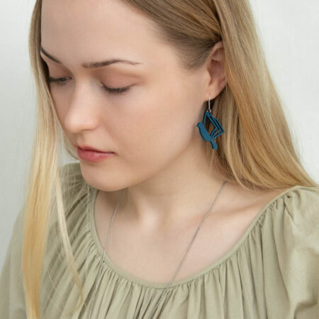 Sininen kirjakoru naisella