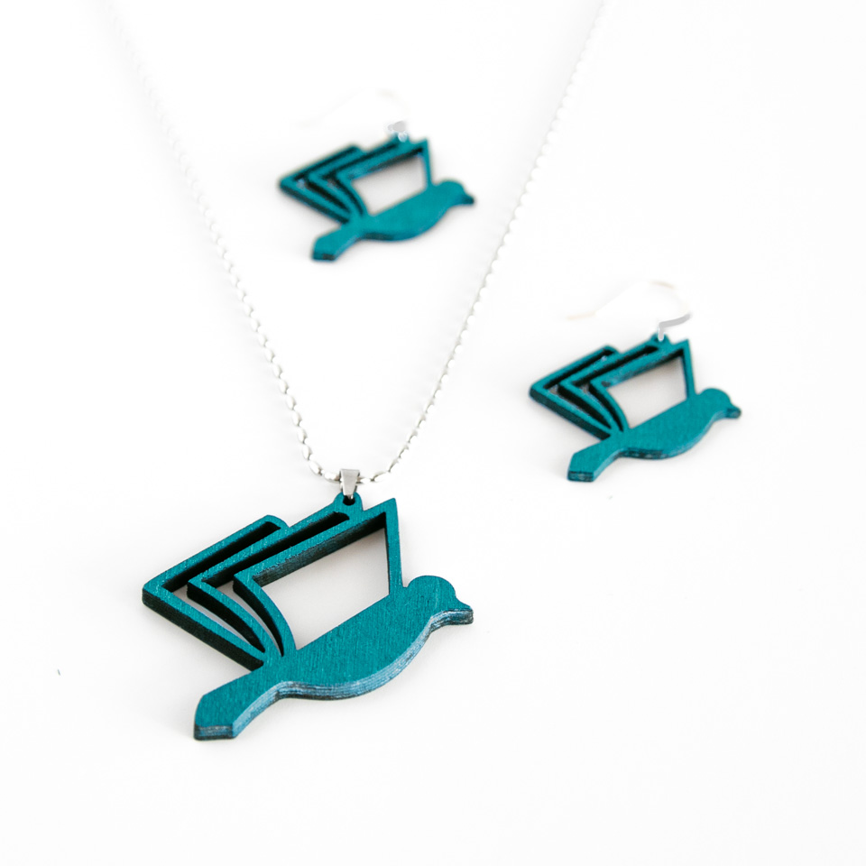Turkoosin kirjalintu-korusetti, jossa kaulakoru ja korvakorut