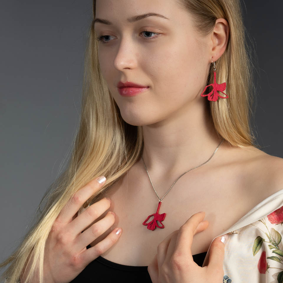 Woman with red Lily-jewelry