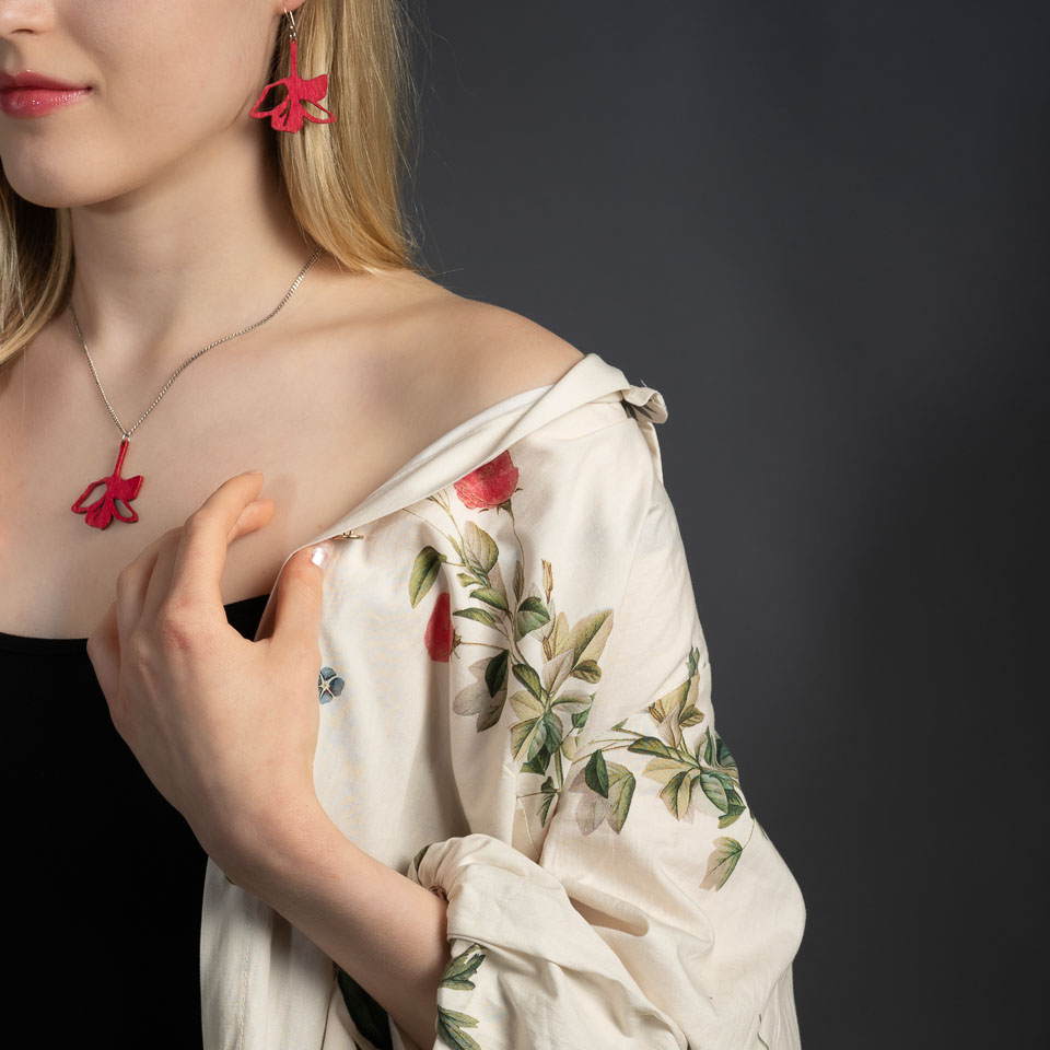 Naisen kaula punaiset Lilja korut