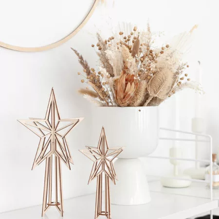 Valona latvatähdet pöydällä