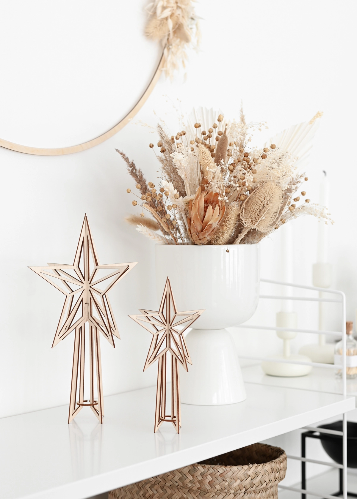 Valona latvatähdet pöydällä