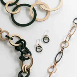 Halo mini puiset korvakorut ja kaulakoruja