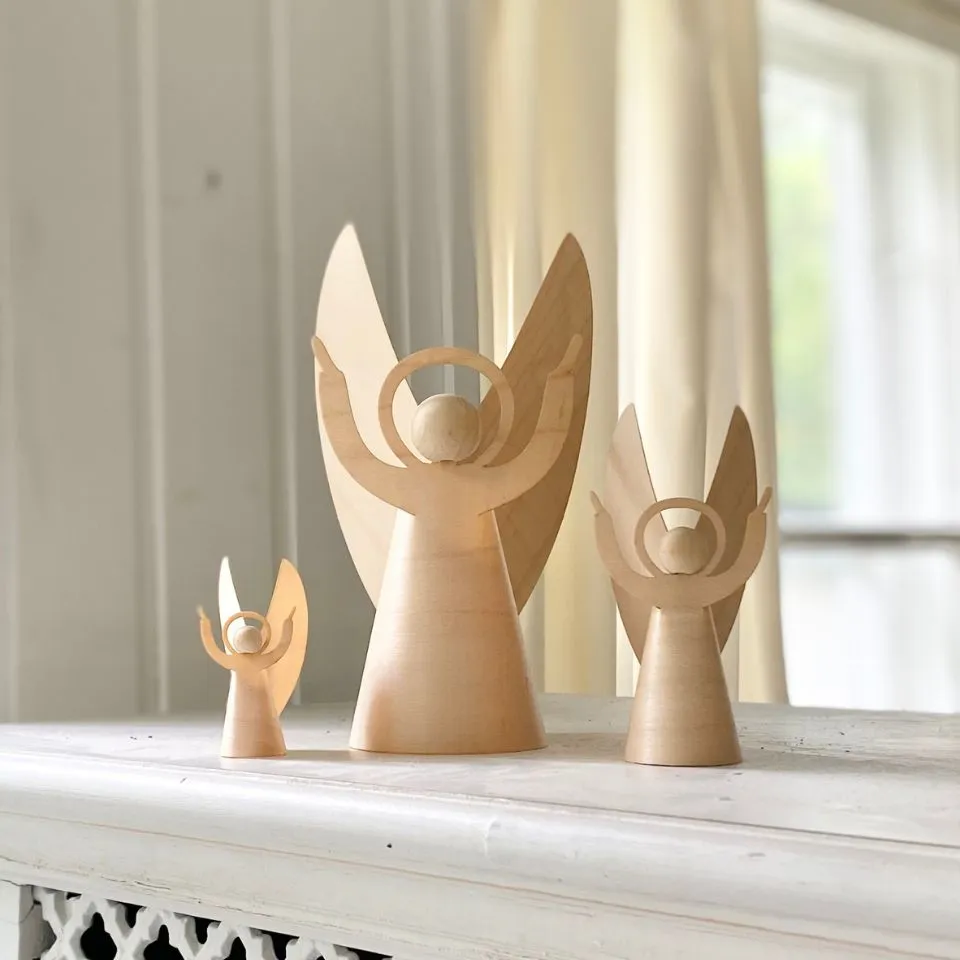 Kolme puista enkeliä hyllyllä