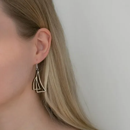 Purje koru naisen korvassa