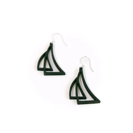 Mustat purje-korvakorut valkoisella taustalla