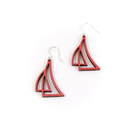 Punaiset purje-korvakorut valkoisella taustalla