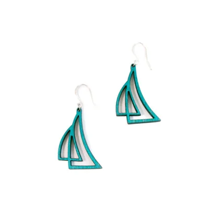 Turkoosit purjekorut valkoisella taustalla