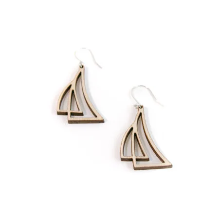 Puiset purje -korvakorut valkoisella taustalla