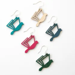 Kirjalintu Libri korvakoruja eri väreissä